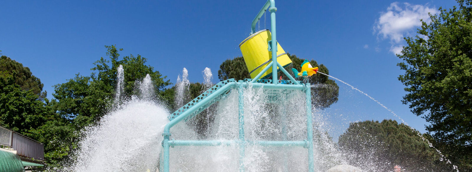 Immerso tra le colline del Chianti, con 2.500 mq di piscine