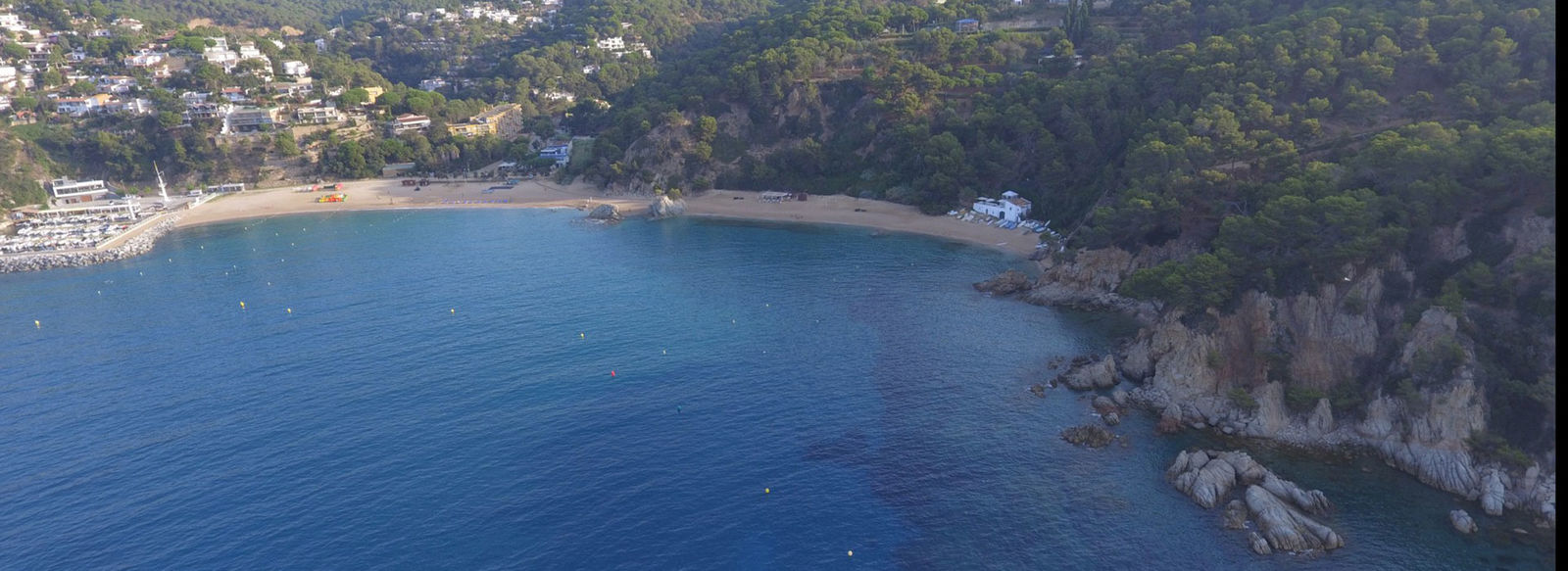 Lungo la vivace Costa Brava