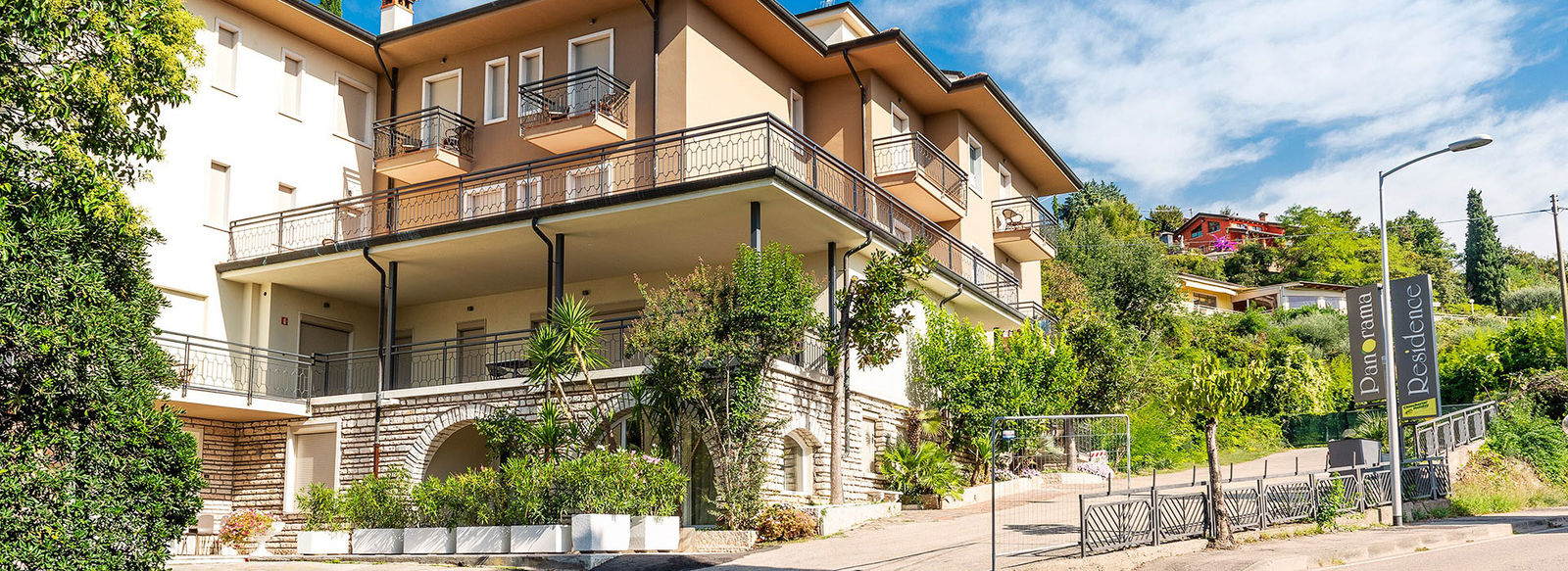 In posizione panoramica, a 3 km dal Lago di Garda