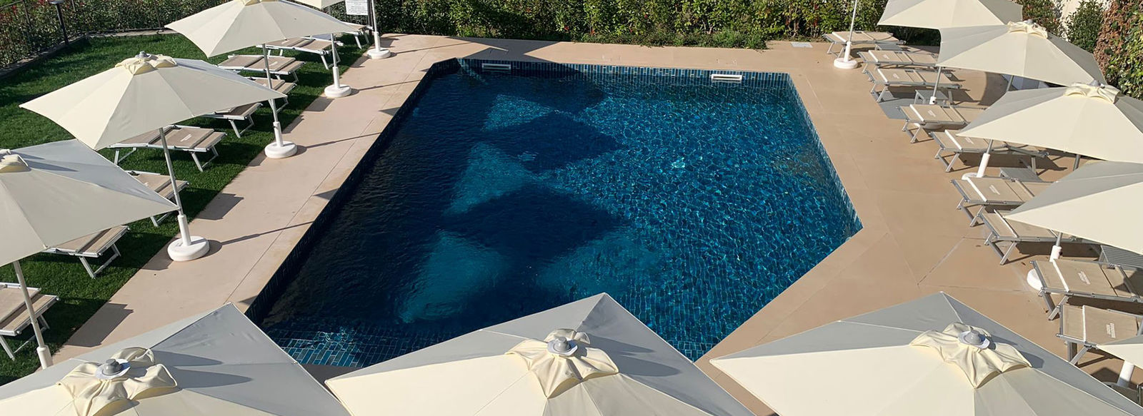 In posizione panoramica, a 3 km dal Lago di Garda