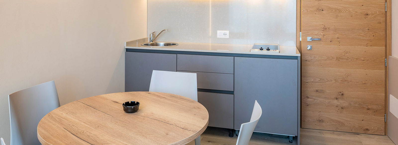 In posizione panoramica, a 3 km dal Lago di Garda