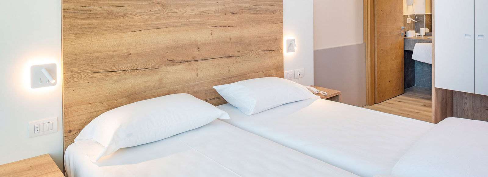 In posizione panoramica, a 3 km dal Lago di Garda