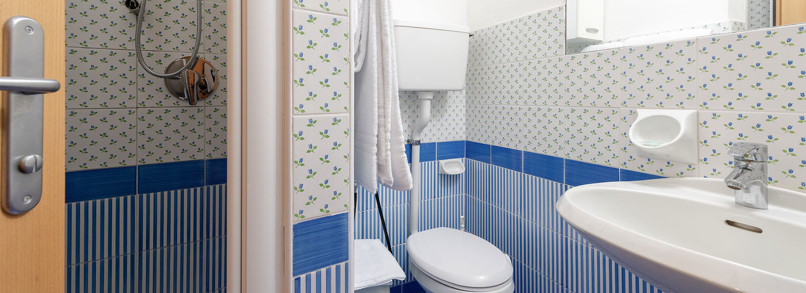 In posizione panoramica, a 3 km dal Lago di Garda