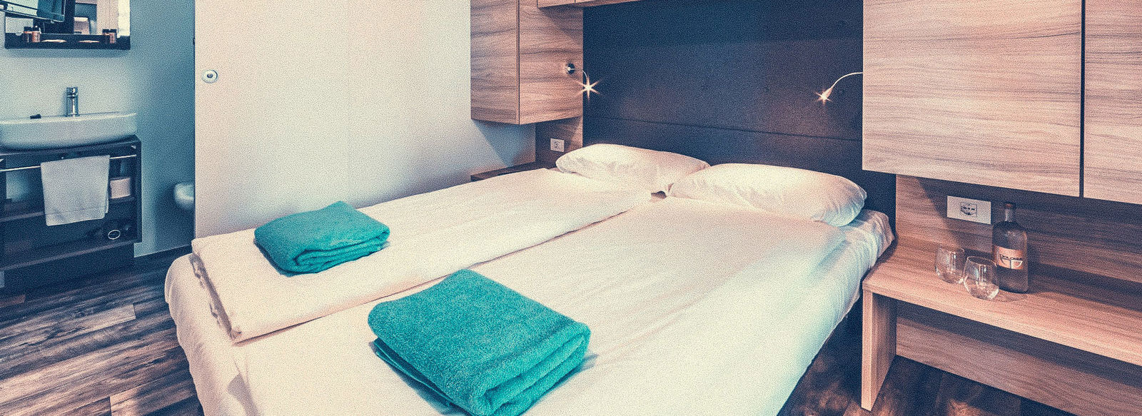 Incastonato nella pineta, a 200 metri dal mare