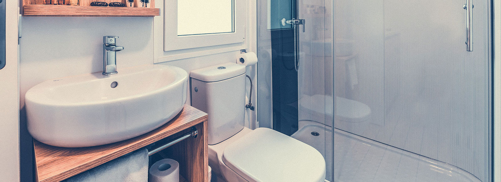 Incastonato nella pineta, a 200 metri dal mare