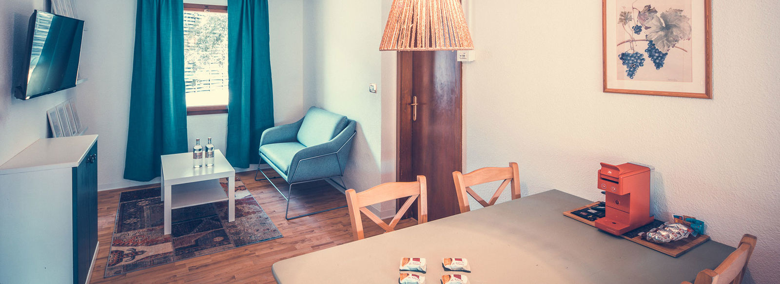 Incastonato nella pineta, a 200 metri dal mare