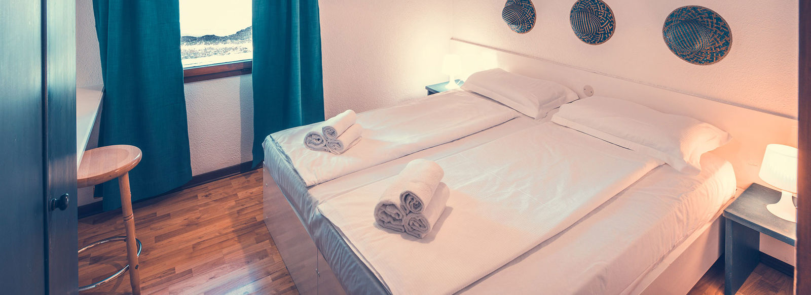 Incastonato nella pineta, a 200 metri dal mare