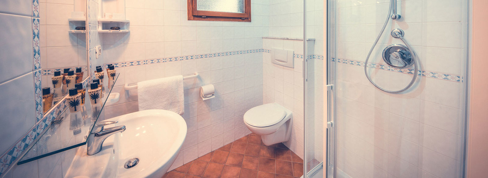 Incastonato nella pineta, a 200 metri dal mare