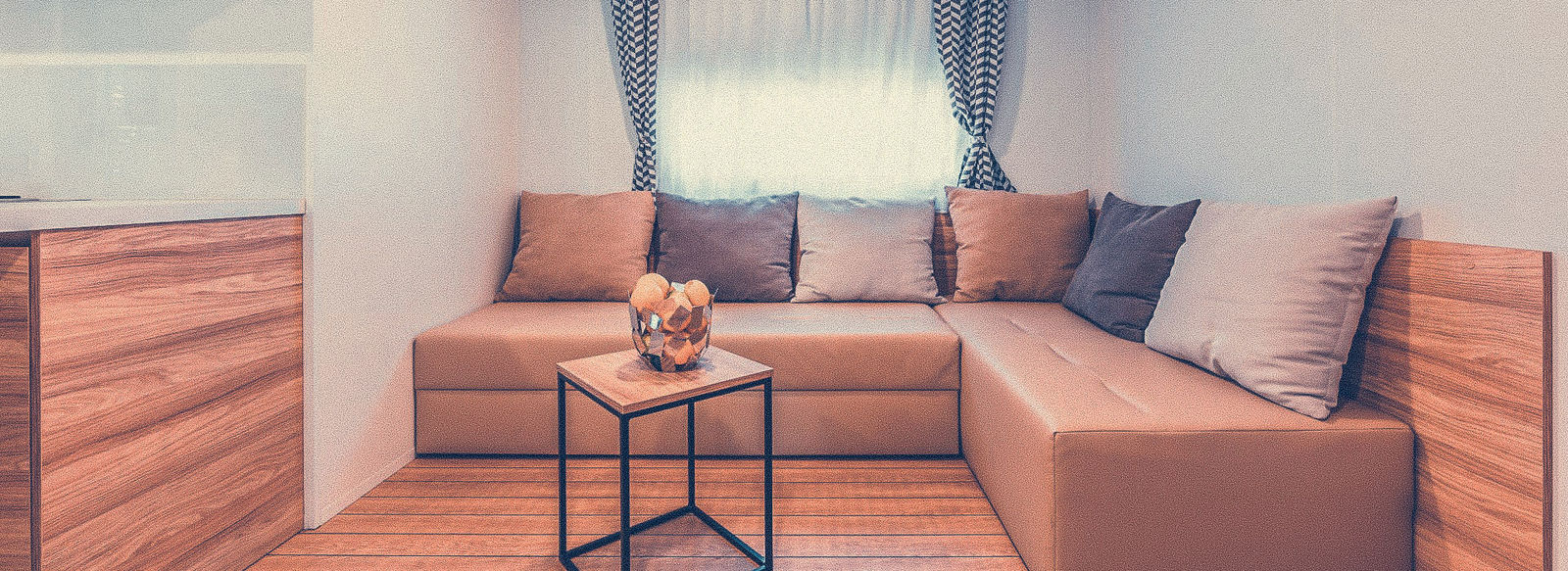 Incastonato nella pineta, a 200 metri dal mare