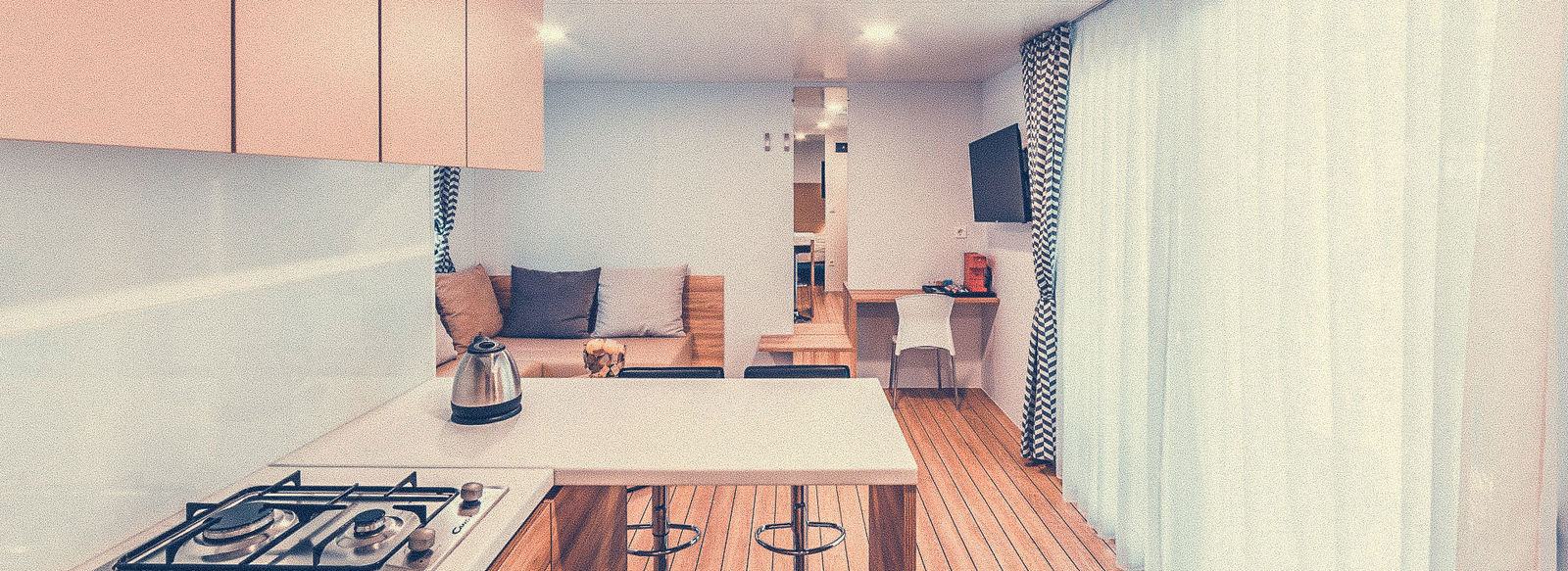 Incastonato nella pineta, a 200 metri dal mare