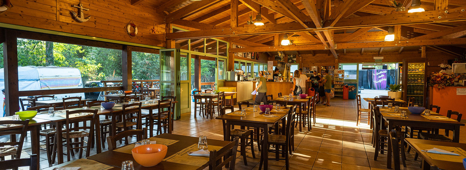 Fronte mare, in una pineta secolare