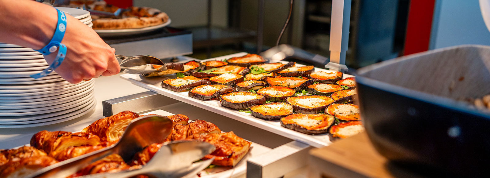 Immerso nella pineta, fronte mare