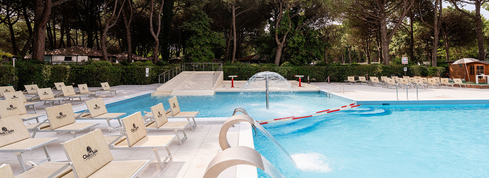 Immerso nella pineta, fronte mare