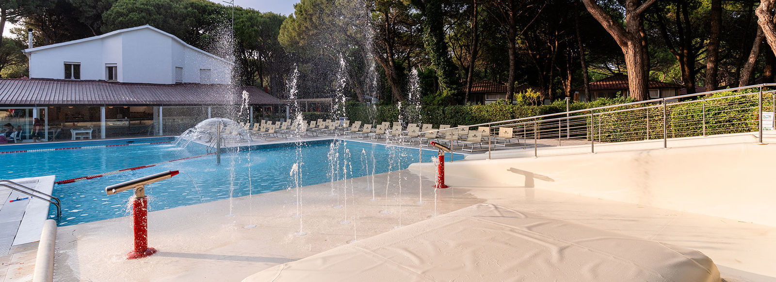 Immerso nella pineta, fronte mare