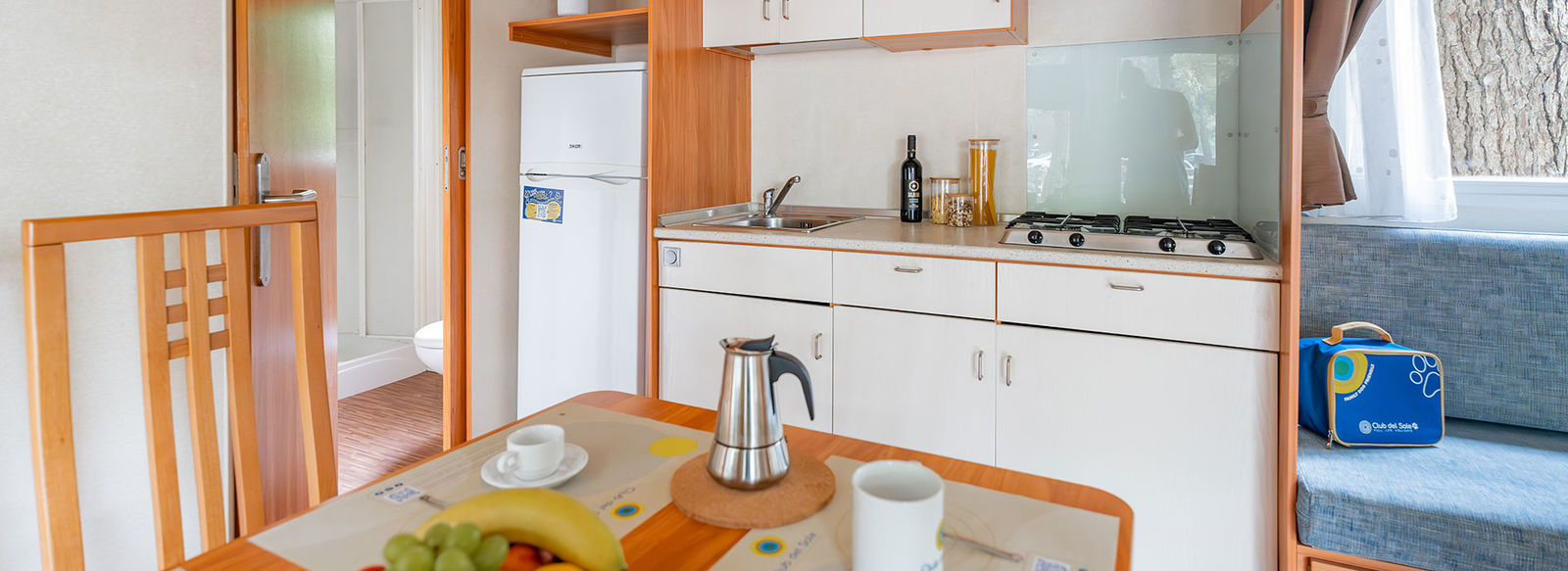 Immerso nella pineta, fronte mare