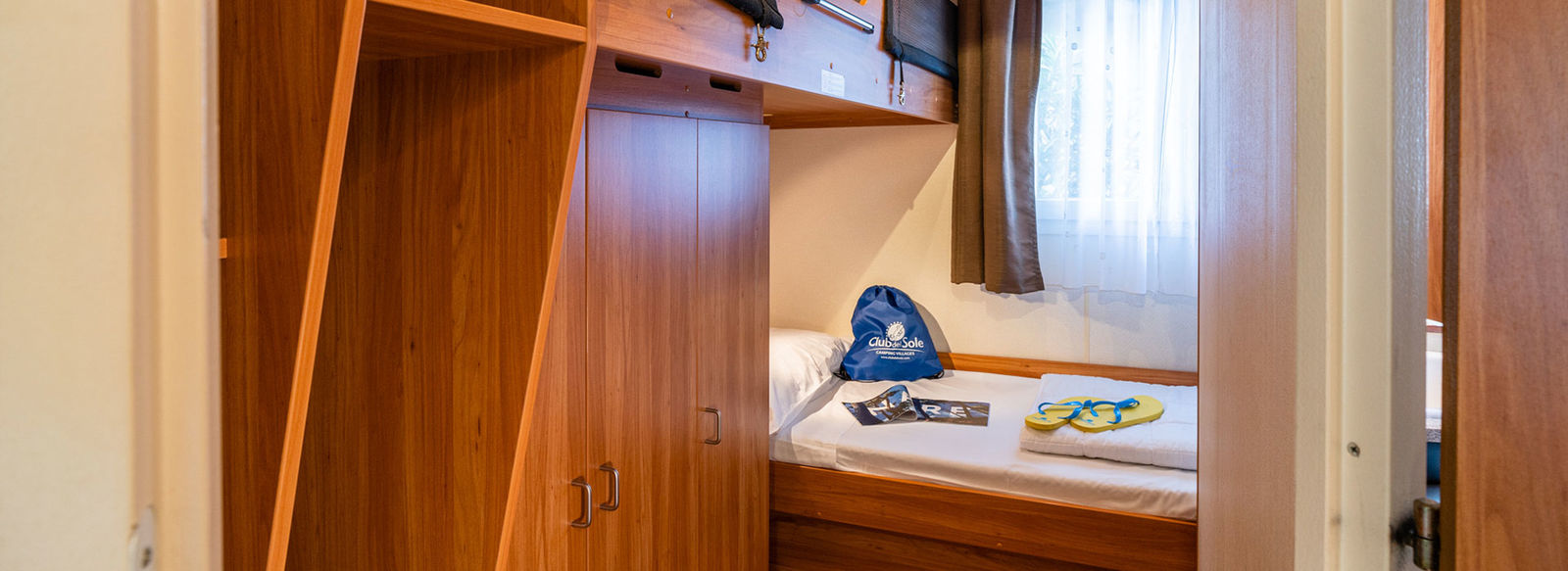 Immerso nella pineta, fronte mare