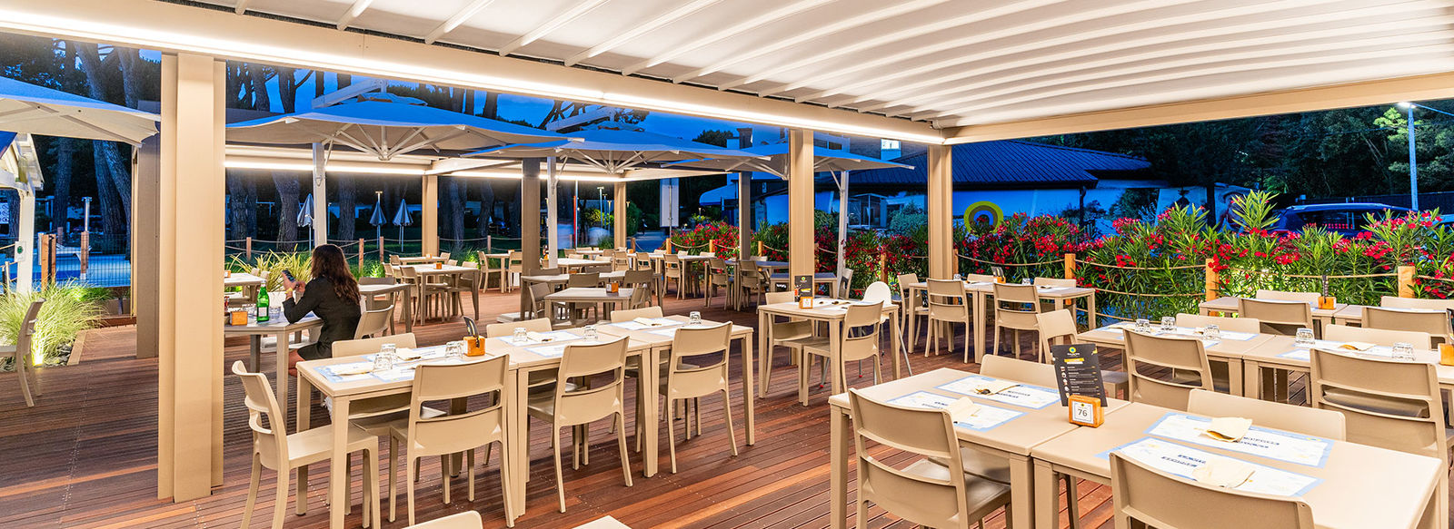 Immerso nella pineta, fronte mare