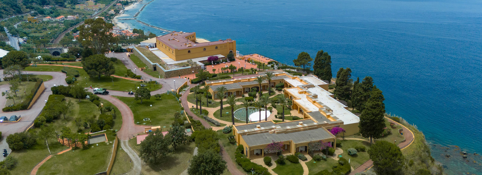 Tra le rocce millenarie della Costa Viola