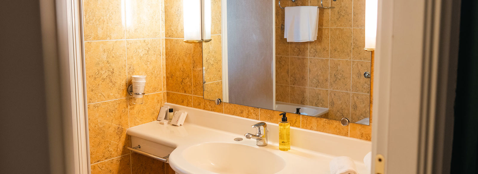 Tra le rocce millenarie della Costa Viola