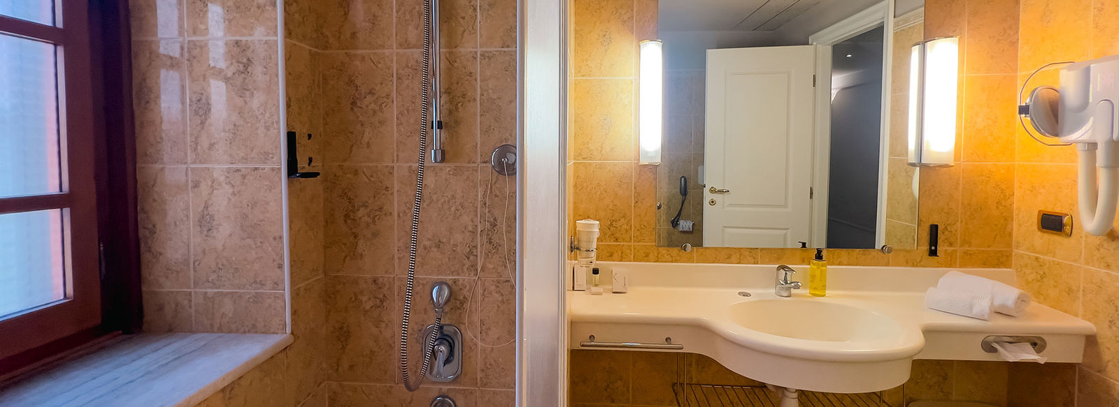 Tra le rocce millenarie della Costa Viola