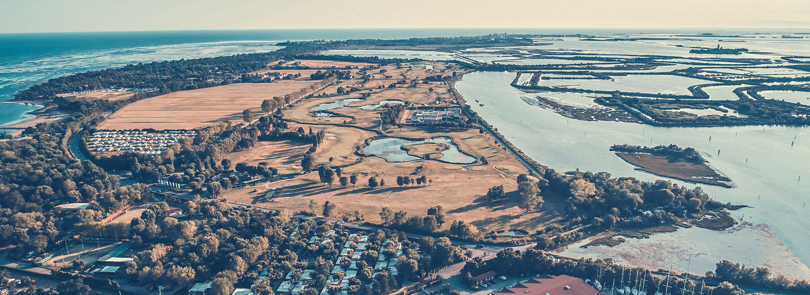 Incastonato nella pineta, a 200 metri dal mare