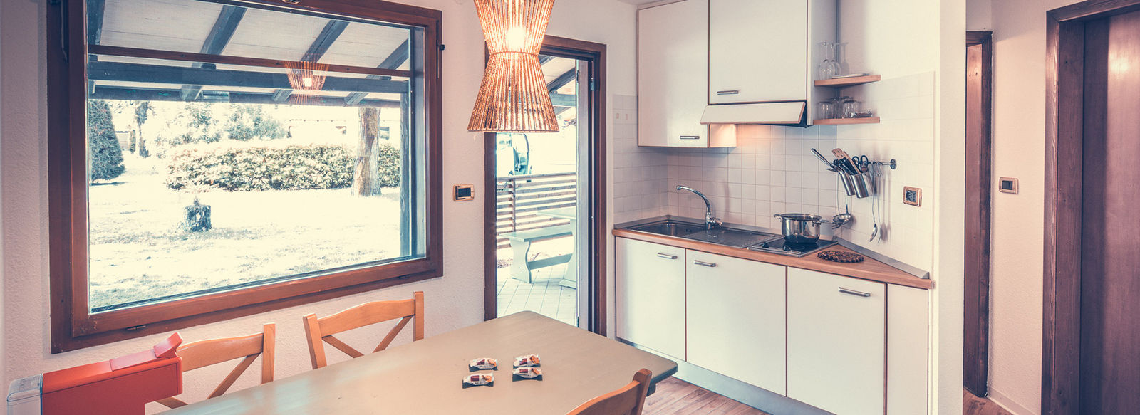 Incastonato nella pineta, a 200 metri dal mare