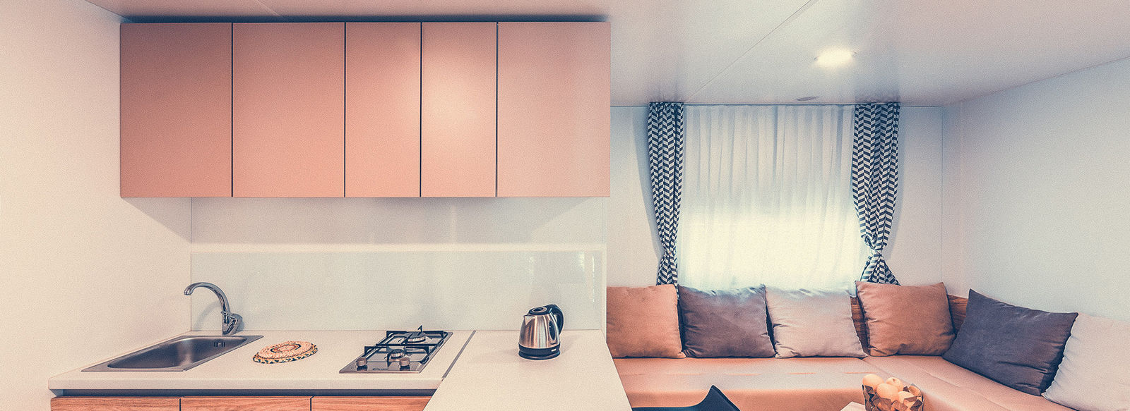 Incastonato nella pineta, a 200 metri dal mare