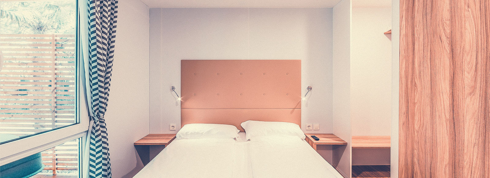 Incastonato nella pineta, a 200 metri dal mare