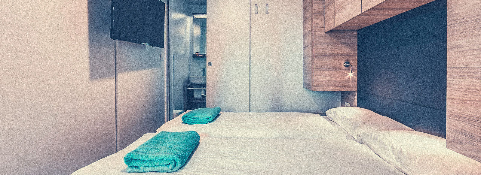 Incastonato nella pineta, a 200 metri dal mare