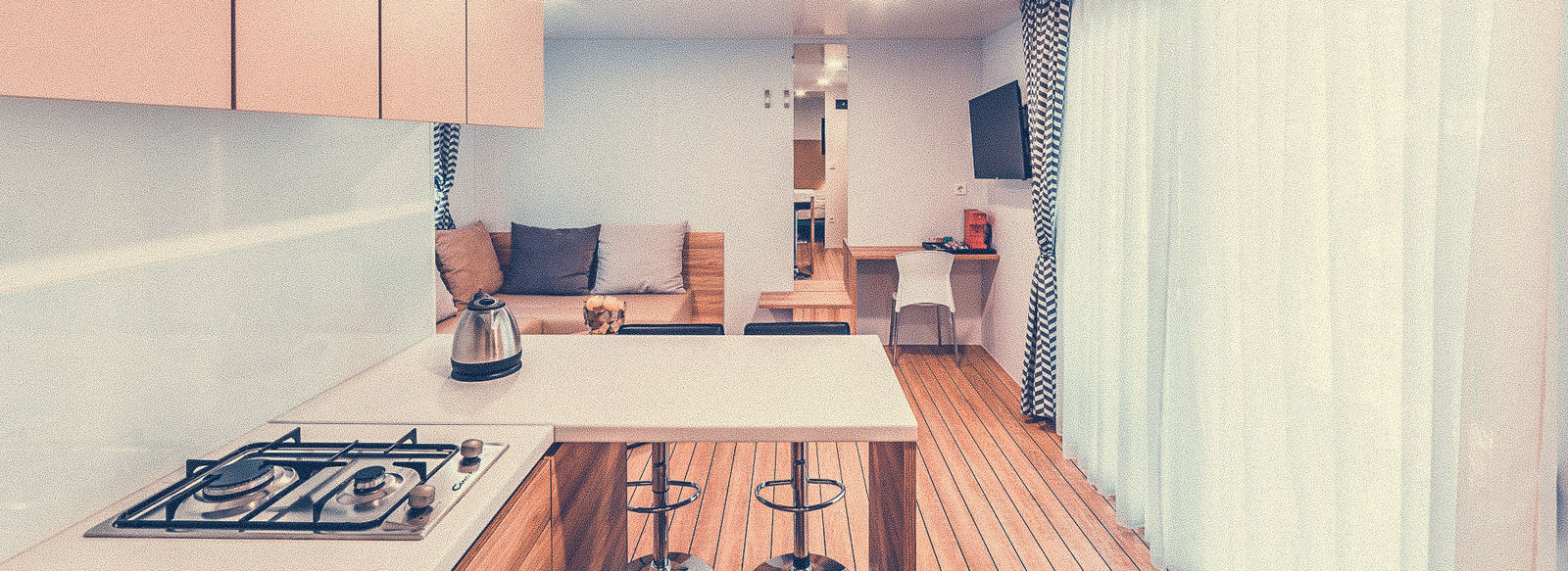 Incastonato nella pineta, a 200 metri dal mare