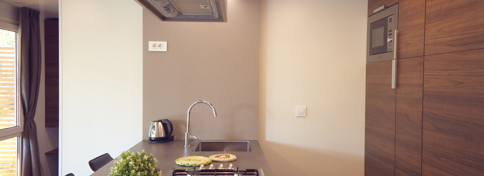 Incastonato nella pineta, a 200 metri dal mare