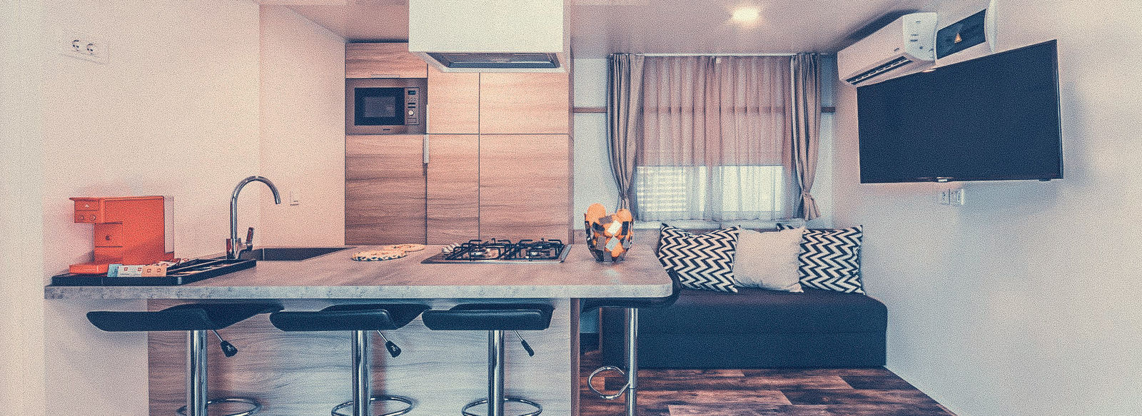 Incastonato nella pineta, a 200 metri dal mare