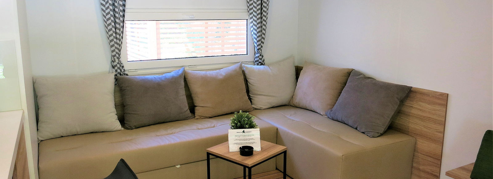 Incastonato nella pineta, a 200 metri dal mare