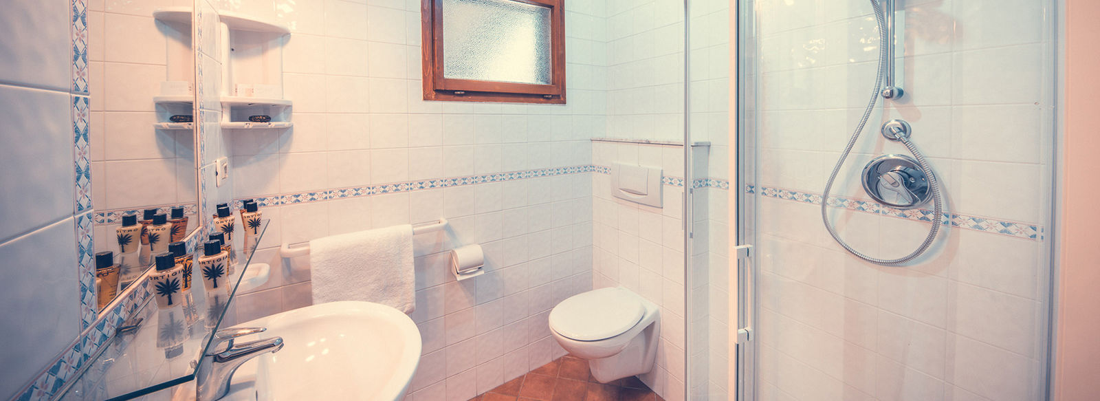 Incastonato nella pineta, a 200 metri dal mare