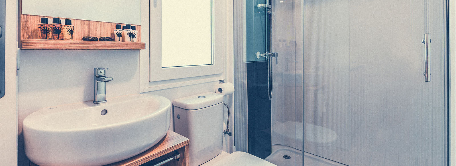 Incastonato nella pineta, a 200 metri dal mare