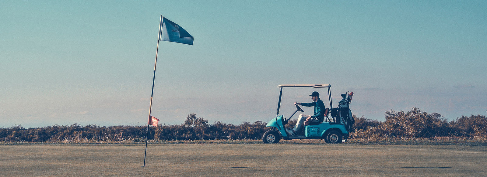 Incastonato nella pineta, a 200 metri dal mare
