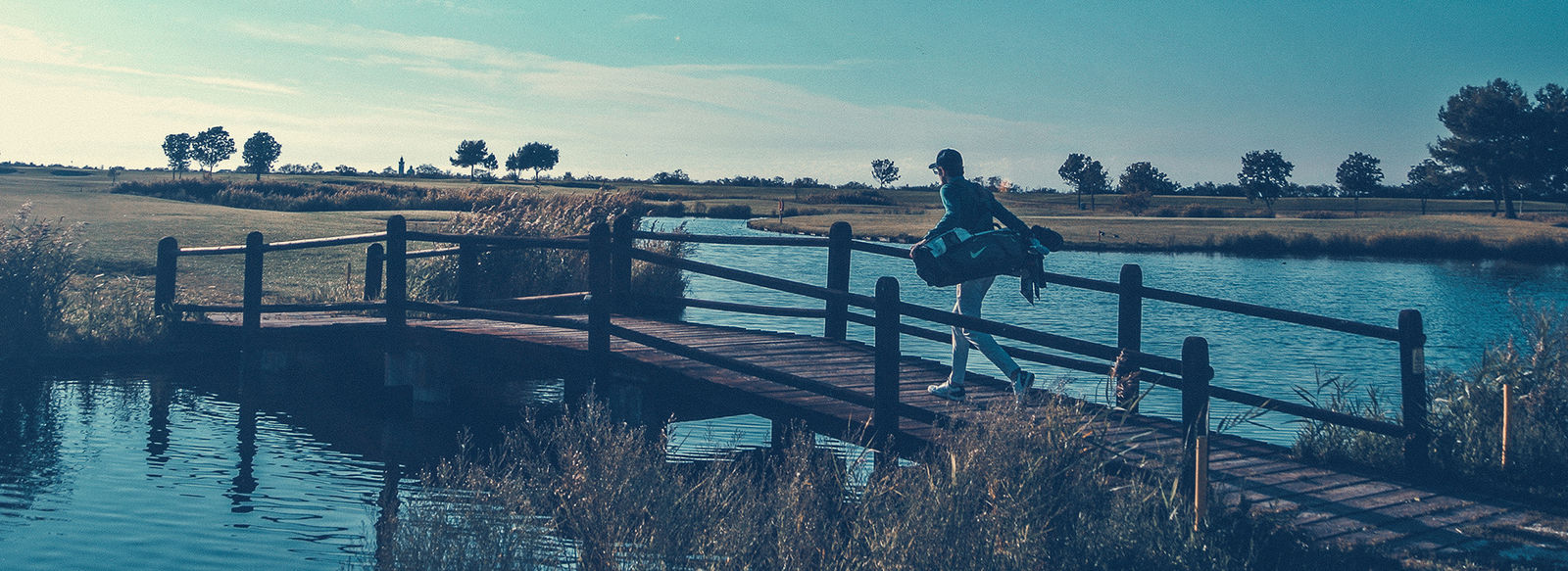 Incastonato nella pineta, a 200 metri dal mare