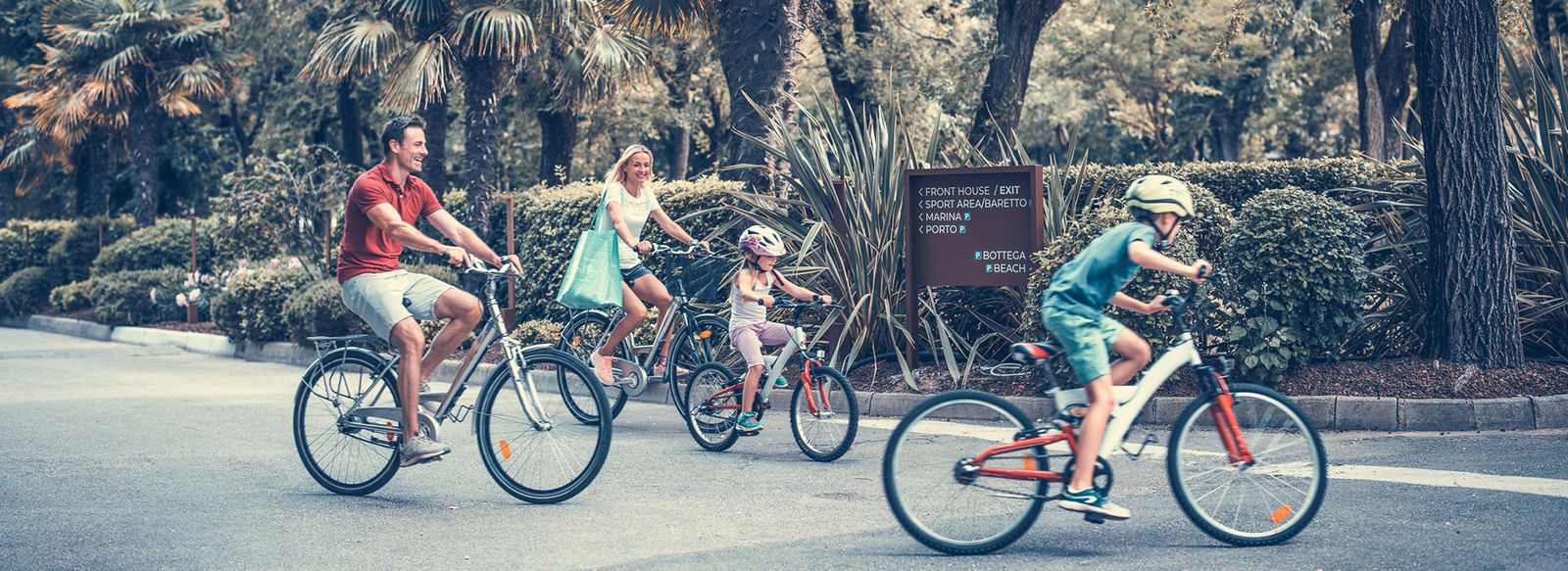 Incastonato nella pineta, a 200 metri dal mare