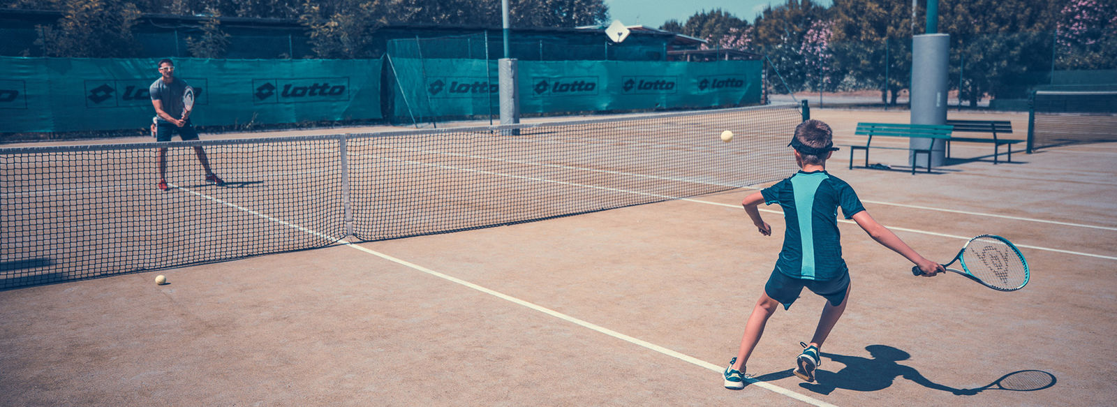 Incastonato nella pineta, a 200 metri dal mare