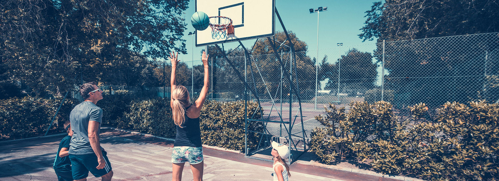 Incastonato nella pineta, a 200 metri dal mare