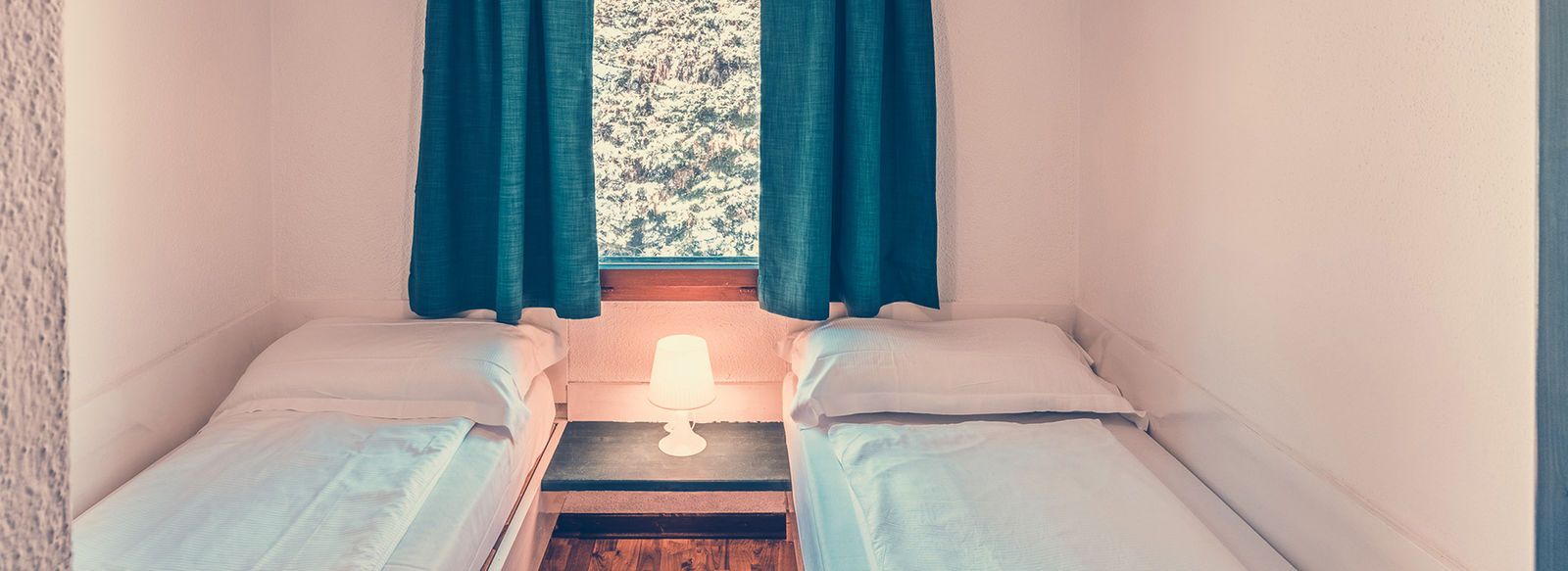 Incastonato nella pineta, a 200 metri dal mare