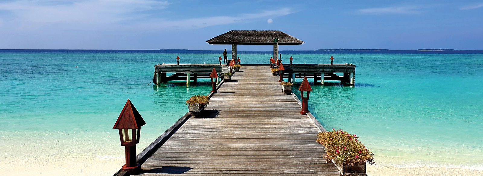 acque turchesi e barriera corallina incontaminata e ricca di colori