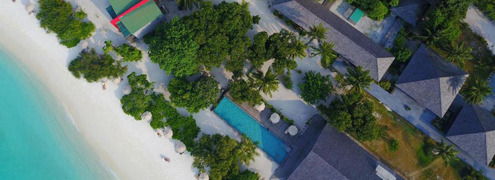 acque turchesi e barriera corallina incontaminata e ricca di colori