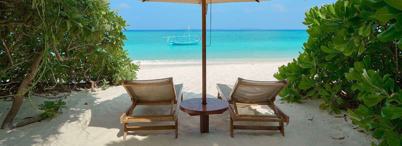 acque turchesi e barriera corallina incontaminata e ricca di colori