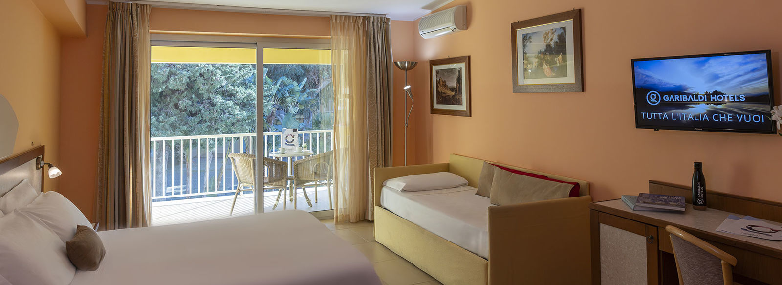 A 100 metri dalla spiaggia