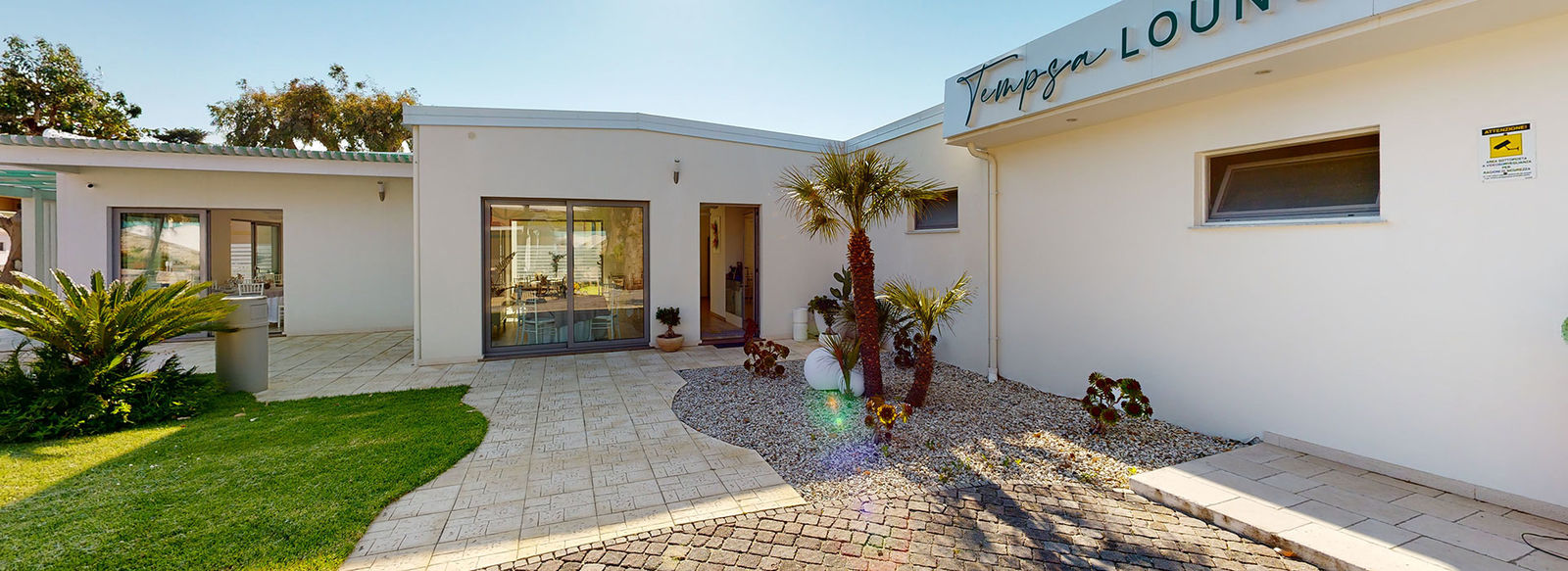 A 100 metri dalla spiaggia