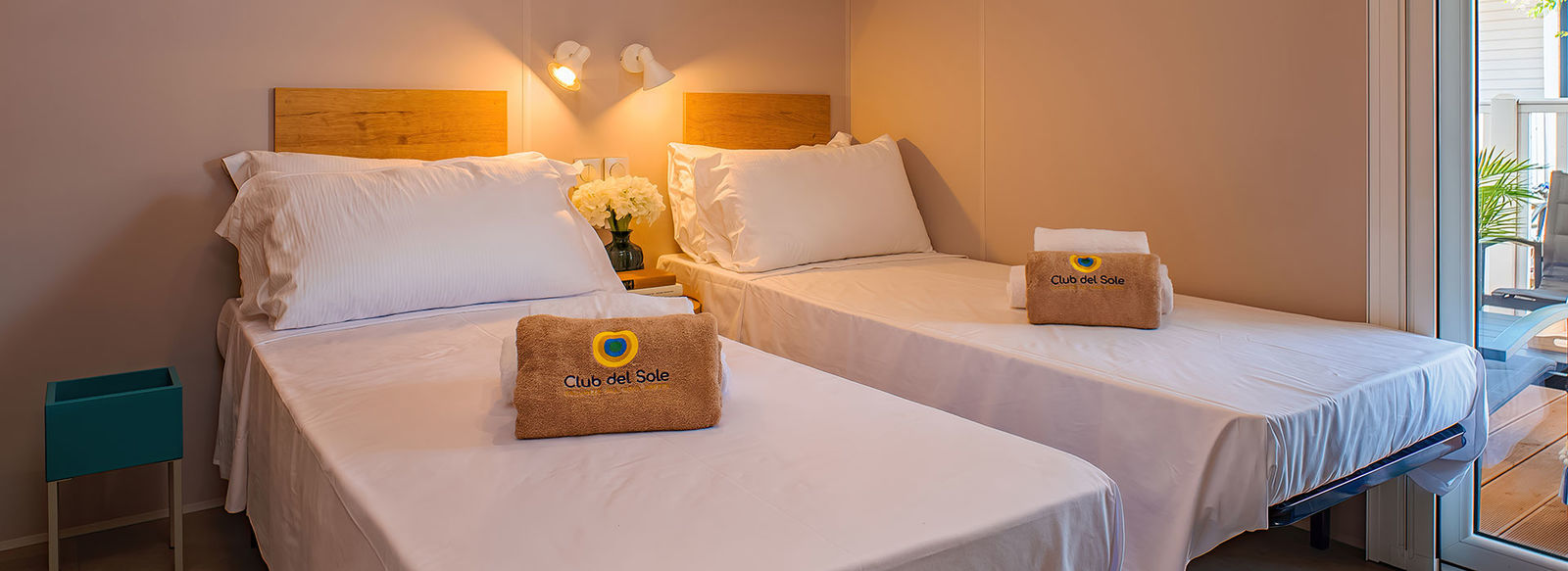 Incastonato nella pineta, a 200 metri dal mare