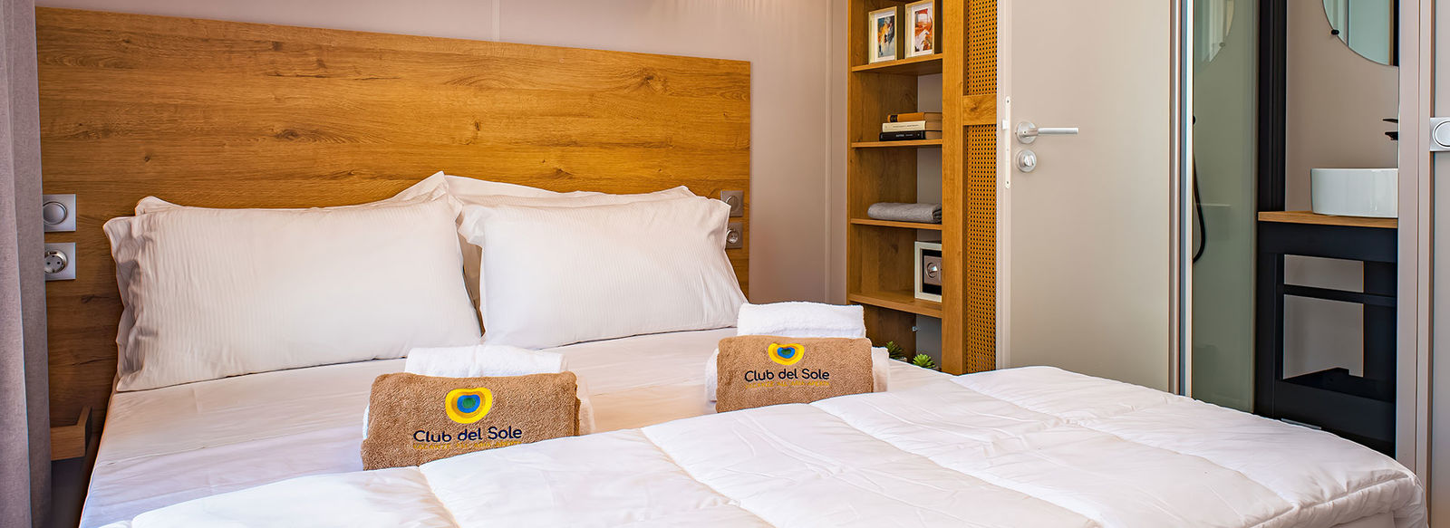 Incastonato nella pineta, a 200 metri dal mare