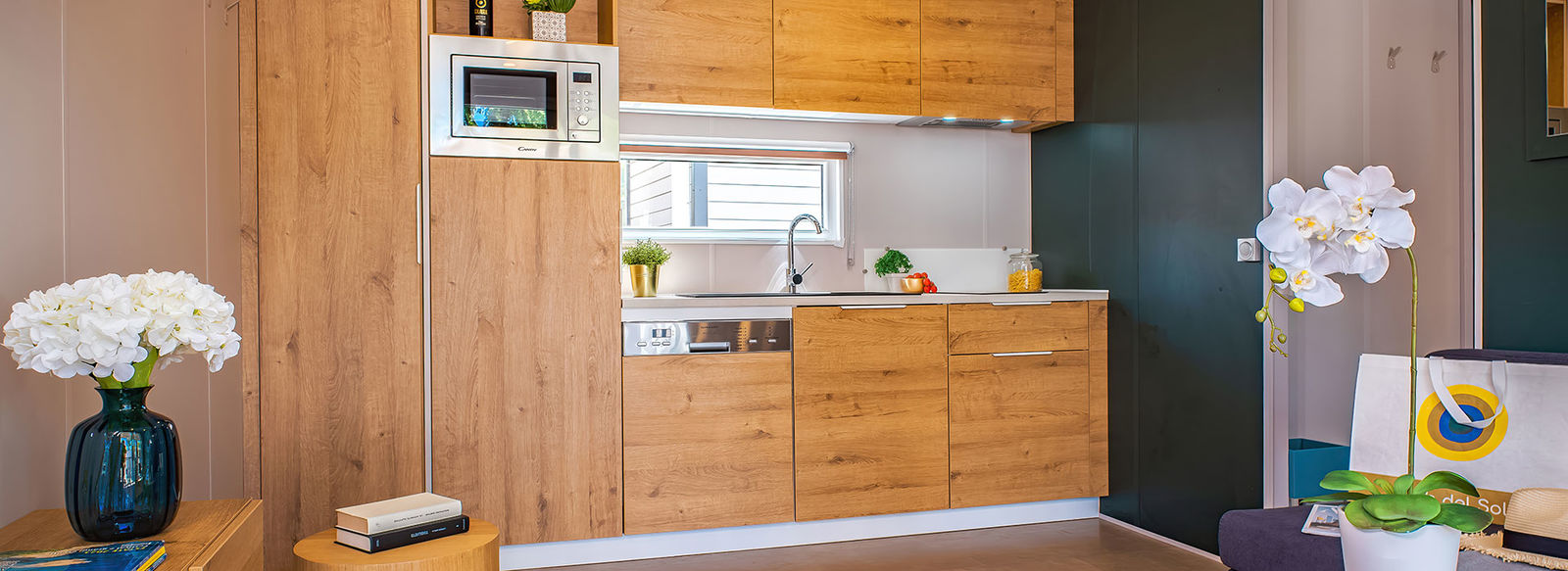 Incastonato nella pineta, a 200 metri dal mare