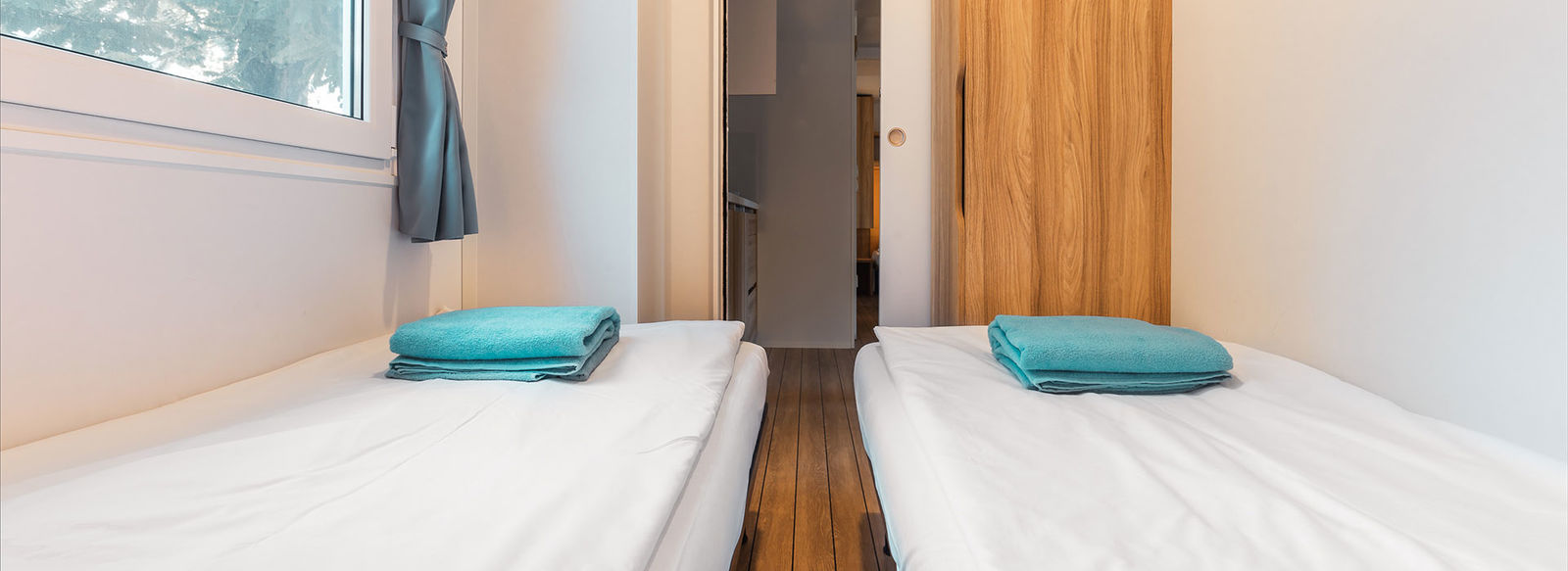 Incastonato nella pineta, a 200 metri dal mare